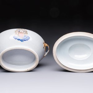 A Chinese export blue-and-orange-enamelled gilt-decorated covered tureen and stand with a Catholic Marian emblem, Jiaqing — photo 9