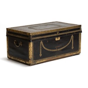 A Chinese export brass-bound black leather travel trunk, 19th C. — photo 1