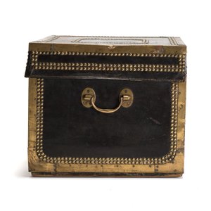 A Chinese export brass-bound black leather travel trunk, 19th C. — photo 4