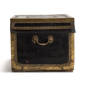 A Chinese export brass-bound black leather travel trunk, 19th C. — photo 6