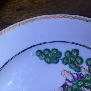 A Chinese export Cherrypickers plate, 18th C. and a pink and gilt landscape plate, 18th C. — 照片 3