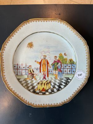 A Chinese export famille rose 'Building of the Temple of Solomon' plate, Qianlong, ca. 1760 — 照片 1