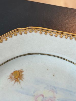 A Chinese export famille rose 'Building of the Temple of Solomon' plate, Qianlong, ca. 1760 — 照片 3