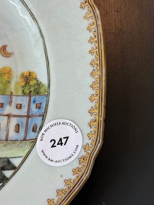 A Chinese export famille rose 'Building of the Temple of Solomon' plate, Qianlong, ca. 1760 — 照片 5