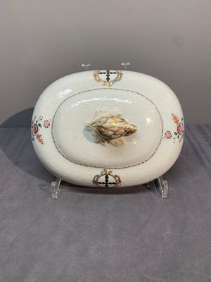 A Chinese export famille rose covered tureen and an oval dish with strainer, Jiaqing — photo 11