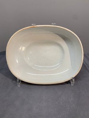 A Chinese export famille rose covered tureen and an oval dish with strainer, Jiaqing — photo 12