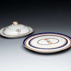 A Chinese export famille rose covered tureen and an oval dish with strainer, Jiaqing — photo 1