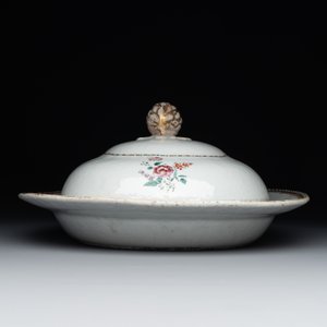 A Chinese export famille rose covered tureen and an oval dish with strainer, Jiaqing — photo 11