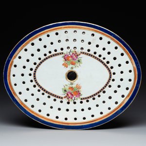 A Chinese export famille rose covered tureen and an oval dish with strainer, Jiaqing — photo 4