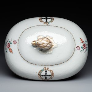 A Chinese export famille rose covered tureen and an oval dish with strainer, Jiaqing — photo 8