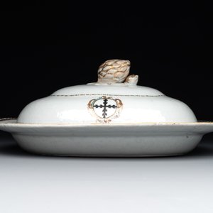 A Chinese export famille rose covered tureen and an oval dish with strainer, Jiaqing — photo 10