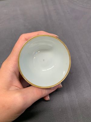 A Chinese export famille rose cup and saucer with a herring merchant, Qianlong — photo 12