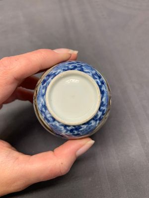 A Chinese export famille rose cup and saucer with a herring merchant, Qianlong — photo 13
