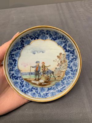 A Chinese export famille rose cup and saucer with a herring merchant, Qianlong — photo 14