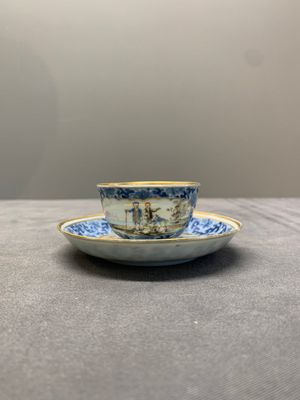 A Chinese export famille rose cup and saucer with a herring merchant, Qianlong — photo 3