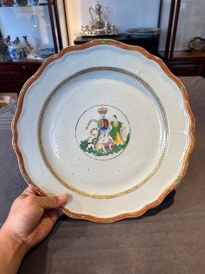 A Chinese export famille rose dish with a crowned coat of arms of the King's Club for the Danish market, Qianlong — 照片 1
