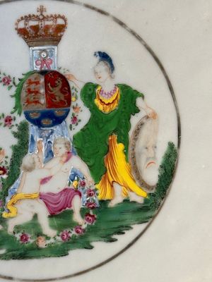 A Chinese export famille rose dish with a crowned coat of arms of the King's Club for the Danish market, Qianlong — 照片 2