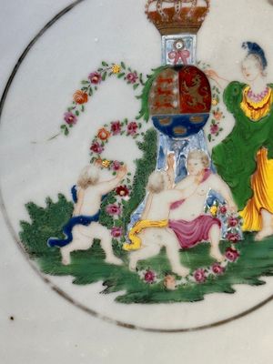 A Chinese export famille rose dish with a crowned coat of arms of the King's Club for the Danish market, Qianlong — 照片 3