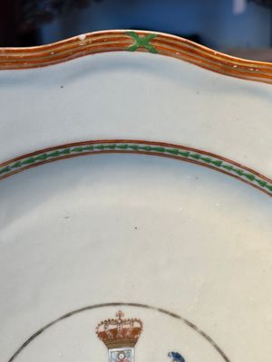 A Chinese export famille rose dish with a crowned coat of arms of the King's Club for the Danish market, Qianlong — 照片 4