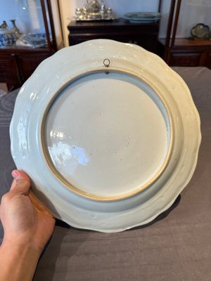 A Chinese export famille rose dish with a crowned coat of arms of the King's Club for the Danish market, Qianlong — 照片 5