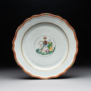 A Chinese export famille rose dish with a crowned coat of arms of the King's Club for the Danish market, Qianlong — 照片 1