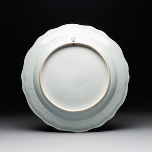 A Chinese export famille rose dish with a crowned coat of arms of the King's Club for the Danish market, Qianlong — 照片 2