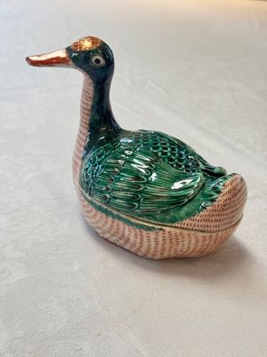A Chinese export famille rose goose-form tureen and stand, Qianlong — photo 2