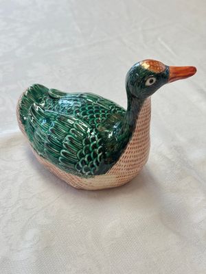 A Chinese export famille rose goose-form tureen and stand, Qianlong — photo 4
