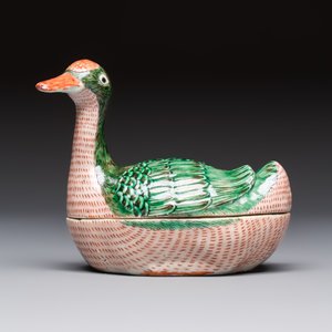 A Chinese export famille rose goose-form tureen and stand, Qianlong — photo 4