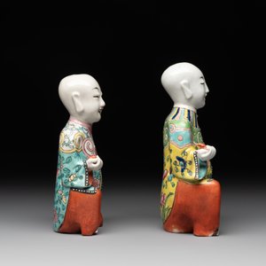 A Chinese export faux-bois stand with two putti and two famille rose boys, Qianlong/Jiaqing — photo 11