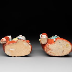 A Chinese export faux-bois stand with two putti and two famille rose boys, Qianlong/Jiaqing — photo 13