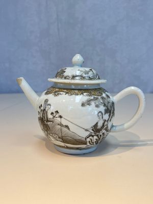 A Chinese export grisaille and gilt-decorated 'European Subject' teapot and cover, Qianlong — foto 1