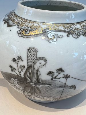 A Chinese export grisaille and gilt-decorated 'European Subject' teapot and cover, Qianlong — foto 11