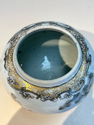 A Chinese export grisaille and gilt-decorated 'European Subject' teapot and cover, Qianlong — foto 12