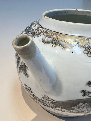 A Chinese export grisaille and gilt-decorated 'European Subject' teapot and cover, Qianlong — foto 13