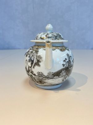 A Chinese export grisaille and gilt-decorated 'European Subject' teapot and cover, Qianlong — foto 2