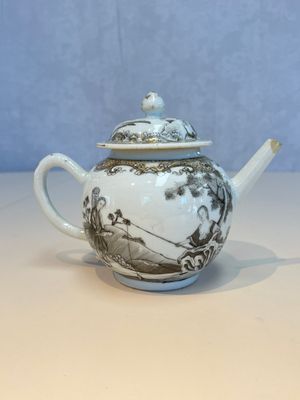 A Chinese export grisaille and gilt-decorated 'European Subject' teapot and cover, Qianlong — foto 3