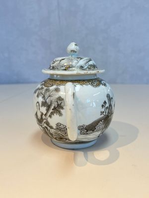 A Chinese export grisaille and gilt-decorated 'European Subject' teapot and cover, Qianlong — foto 4