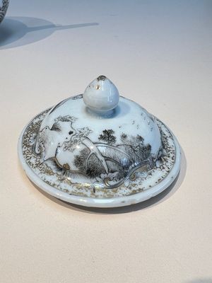 A Chinese export grisaille and gilt-decorated 'European Subject' teapot and cover, Qianlong — foto 5