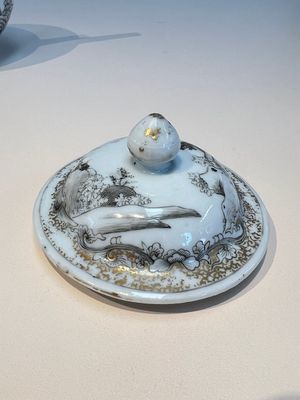 A Chinese export grisaille and gilt-decorated 'European Subject' teapot and cover, Qianlong — foto 6