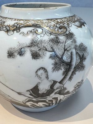 A Chinese export grisaille and gilt-decorated 'European Subject' teapot and cover, Qianlong — foto 8