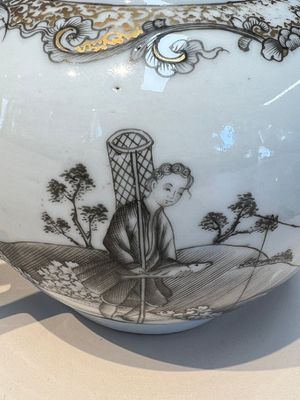 A Chinese export grisaille and gilt-decorated 'European Subject' teapot and cover, Qianlong — foto 9