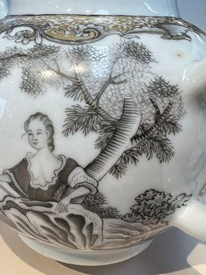 A Chinese export grisaille and gilt-decorated 'European Subject' teapot and cover, Qianlong — foto 10