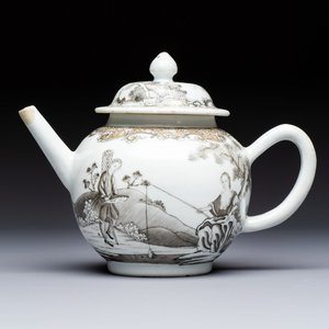 A Chinese export grisaille and gilt-decorated 'European Subject' teapot and cover, Qianlong — foto 1