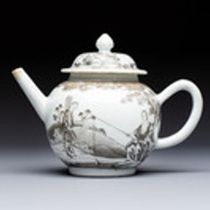 A Chinese export grisaille and gilt-decorated 'European Subject' teapot and cover, Qianlong — foto 2