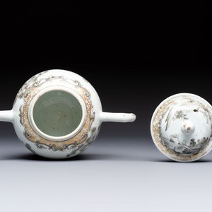 A Chinese export grisaille and gilt-decorated 'European Subject' teapot and cover, Qianlong — foto 6