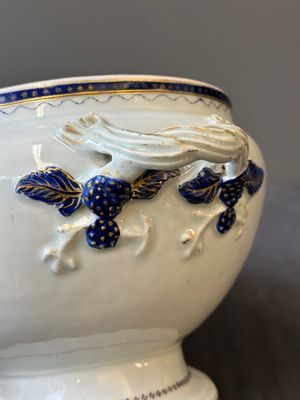 A Chinese export monogrammed blue-enameled and gilt tureen and cover, Qianlong — 照片 11