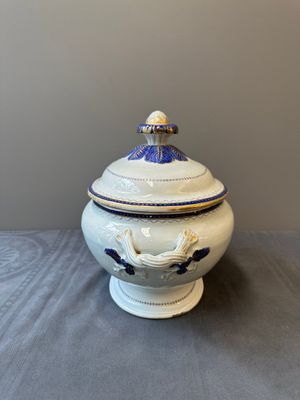A Chinese export monogrammed blue-enameled and gilt tureen and cover, Qianlong — 照片 2