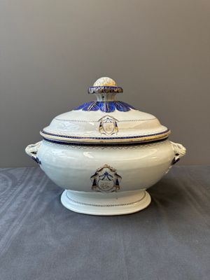 A Chinese export monogrammed blue-enameled and gilt tureen and cover, Qianlong — 照片 3