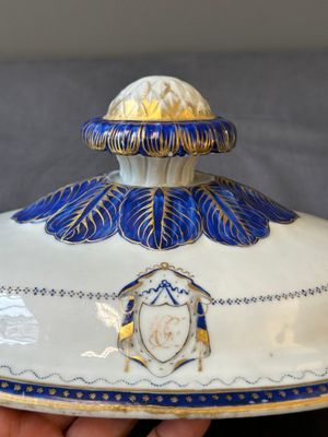 A Chinese export monogrammed blue-enameled and gilt tureen and cover, Qianlong — 照片 7